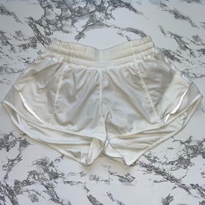 LULULEMON !! hotty hot 2.5 WHITE shorts ⚡️⚡️⚡️⚡️